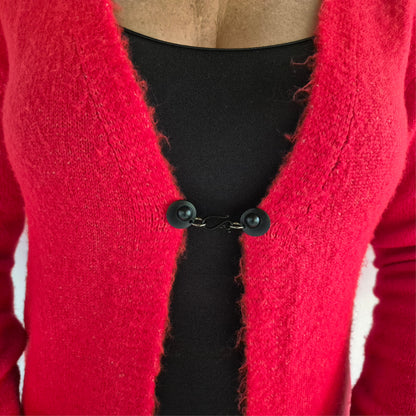 Matzwarte haak en oog vestsluiting gedragen op een rood vest, praktische Fashionclip voor het sluiten van vesten.