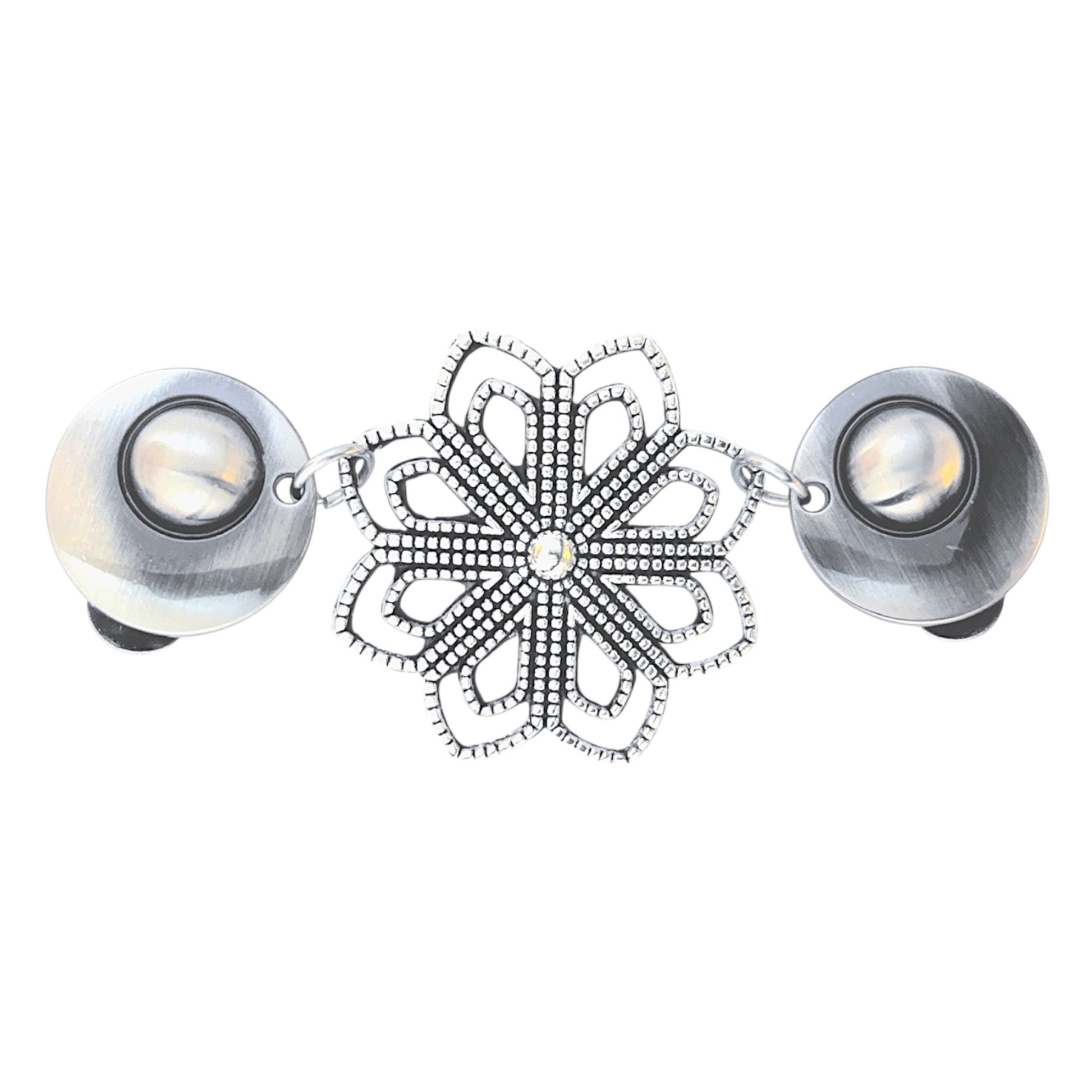 Zilverkleurige vestsluiting met grote opengewerkte bloem en kristal in het hart, straalt winterse elegantie en verfijning uit.