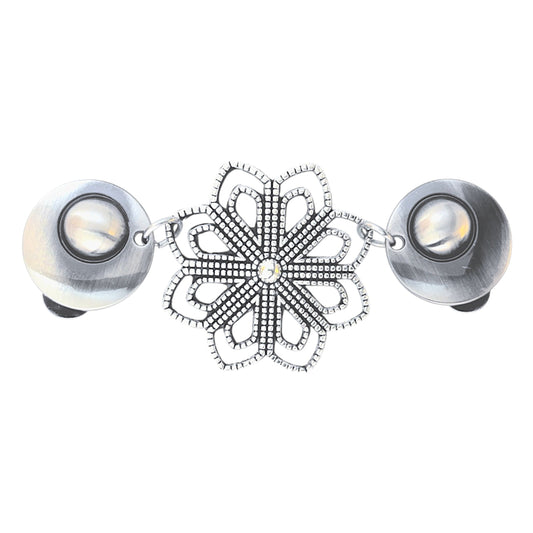 Zilverkleurige vestsluiting met grote opengewerkte bloem en kristal in het hart, straalt winterse elegantie en verfijning uit.