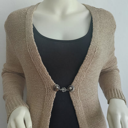 Klavertje Vier vestsluiting in zilverkleur, subtiel en elegant gedragen op een vest.