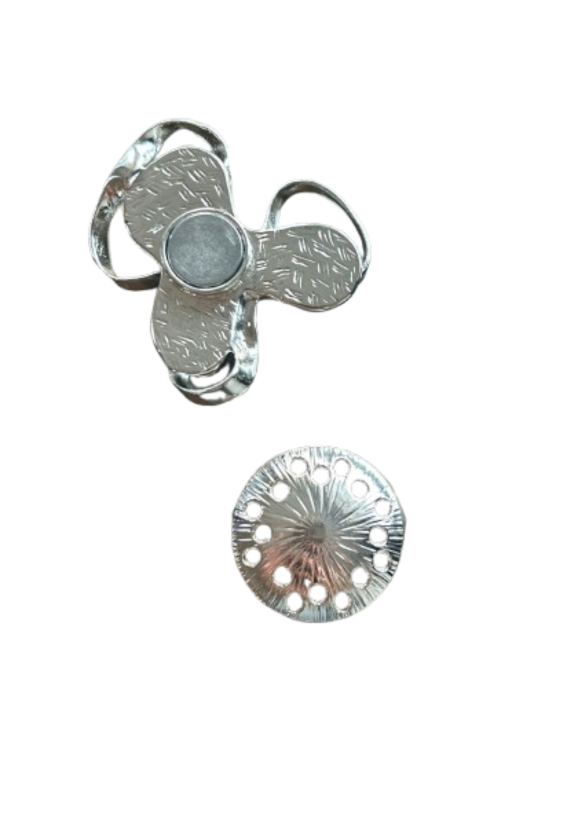 Abstracte zilverkleurige magneetbroche met open rozetvorm en een speelse, golvende structuur.
