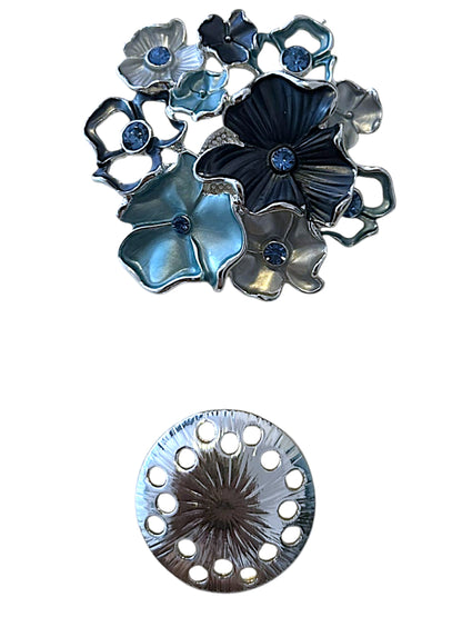 Magneetbroche Blauwe Bloemenpracht met bloemen in verschillende blauwtinten en fonkelende accenten, speels en elegant ontwerp.
