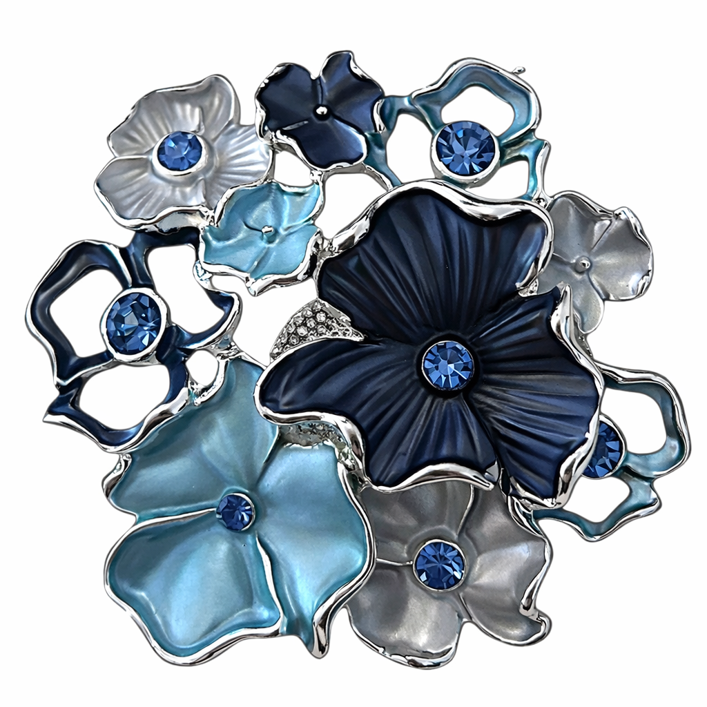 Magneetbroche Blauwe Bloemenpracht met gelaagde bloemen in licht- en donkerblauw, afgewerkt met glanzende strass steentjes