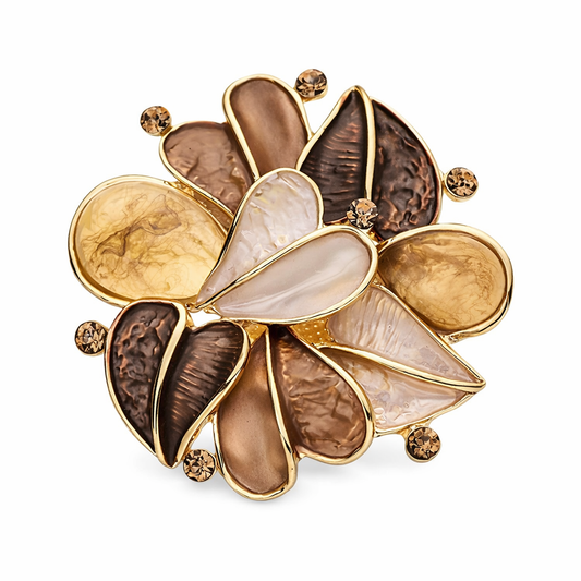 “Magneetbroche Bloem van Tijdloze Elegantie met gelaagde bloemblaadjes in warme goud- en bruintinten, verfijnd en decoratief vormgegeven.”