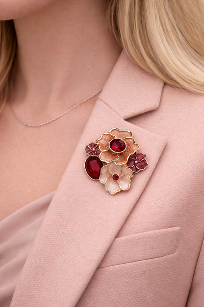 
Magneetbroche Bloemenpracht Rood gedragen op een zachtroze colbert, bloemen in warme rood- en goudtinten met elegante uitstraling.