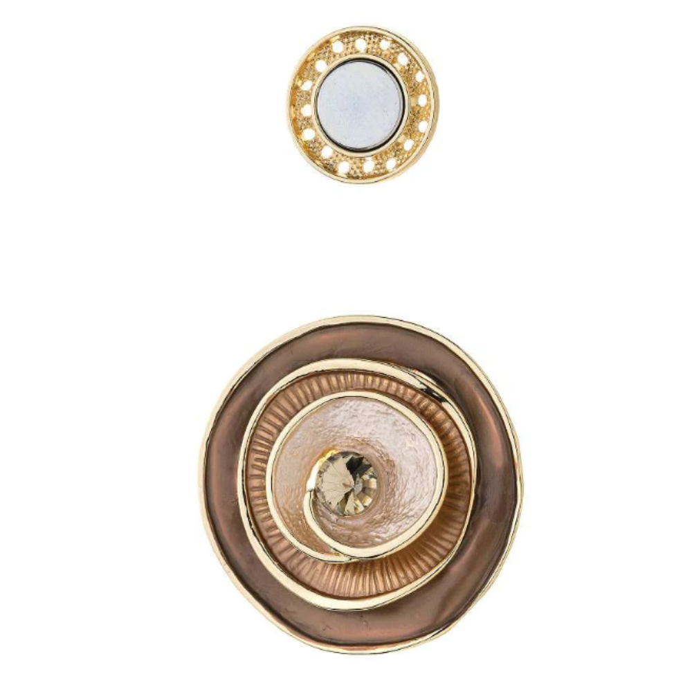 “Magneetbroche Bruine Luxe Cirkel met gelaagde ringen in warme bruin- en goudtinten en een subtiele steen in het midden.”