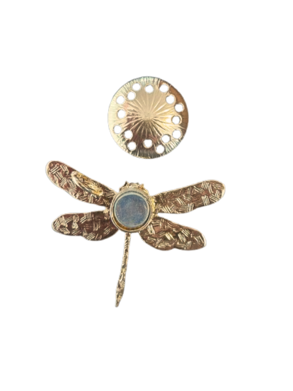 “Achterkant van magneetbroche Gouden Libelle met goudkleurige vleugels en ronde magneetschijf.”