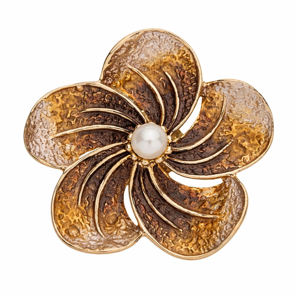 Magneetbroche Gouden Parelbloem met reliëfstructuur en parel in het midden, warme goud- en bruintinten met elegante bloemvorm.