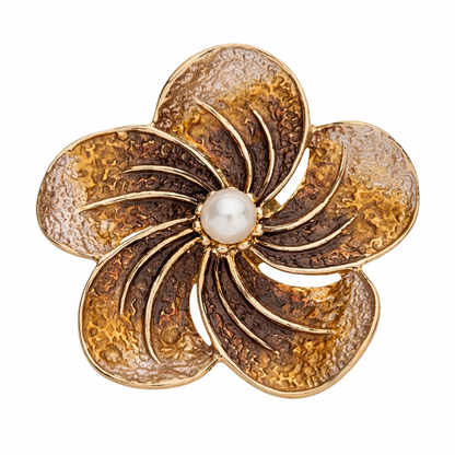 Magneetbroche Gouden Parelbloem met reliëfstructuur en parel in het midden, warme goud- en bruintinten met elegante bloemvorm.