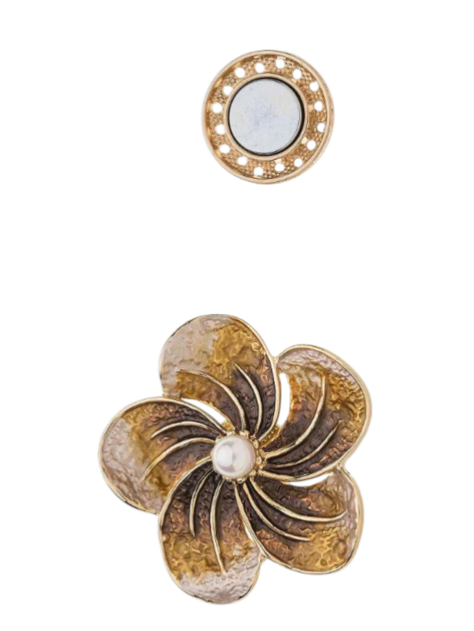 Magneetbroche Gouden Parelbloem met warme goudtinten en parel in het midden, stijlvol te dragen zonder gaatjes in uw kleding