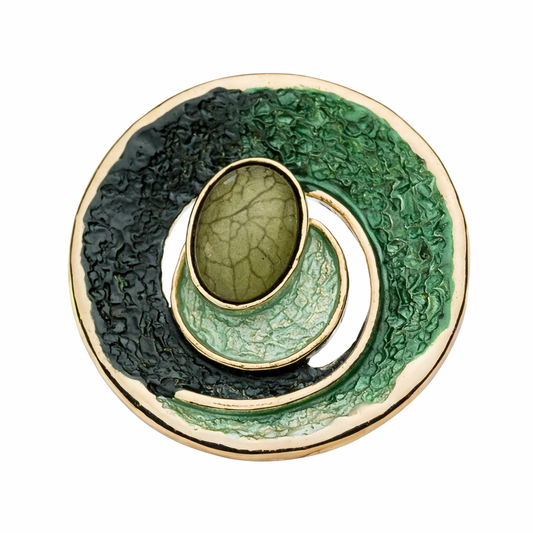 “Magneetbroche Groene Harmonie met gelaagde cirkels in donkergroen en lichtgroen, centrale steen en goudkleurige rand.”