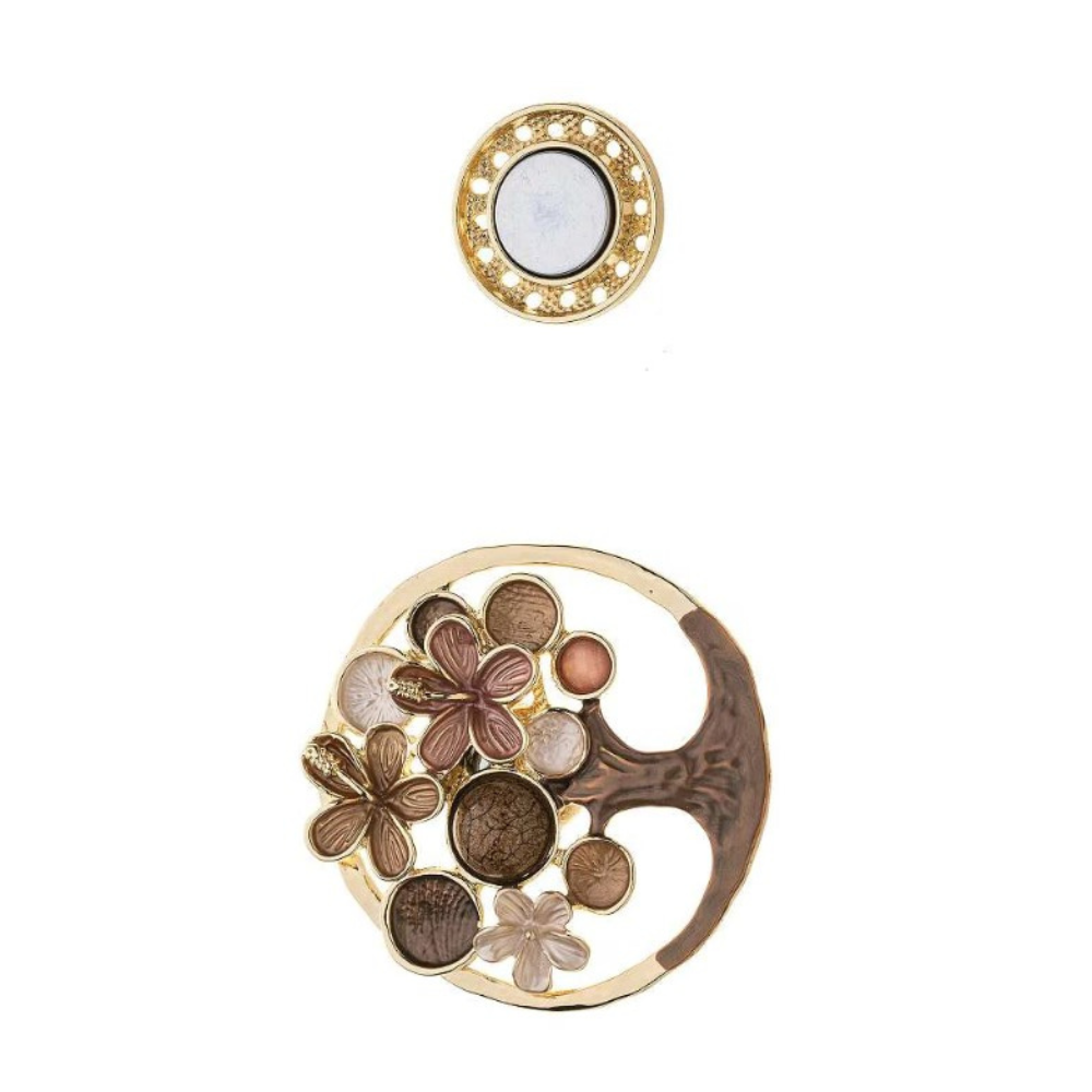 “Magneetbroche Levensboom bruin met bloemdetails in warme aardetinten, ronde vorm met goudkleurige omlijsting.”