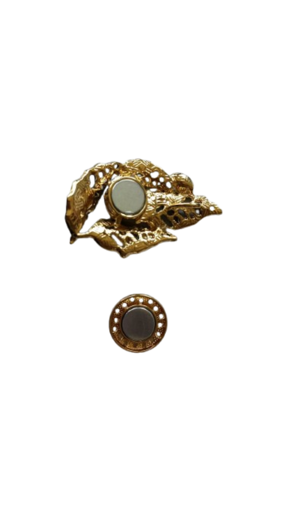 Magneetbroche Nr.01 Zwart Gouden Blad met sierlijk bladmotief in zwart- en goudtinten en verfijnde opengewerkte details.
