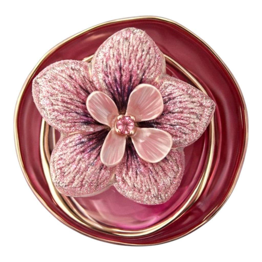 Roze bloemenbroche met glinsterende bloemblaadjes, zachte roze accenten en goudkleurige details. Deze elegante magneetbroche zonder speld voegt een romantische en vrouwelijke touch toe aan uw outfit.
