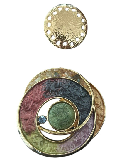 Magneetbroche Nr.13 Gekleurde Harmonie Cirkel met kleurrijke cirkelvormen, ronde accenten en goudkleurige details.