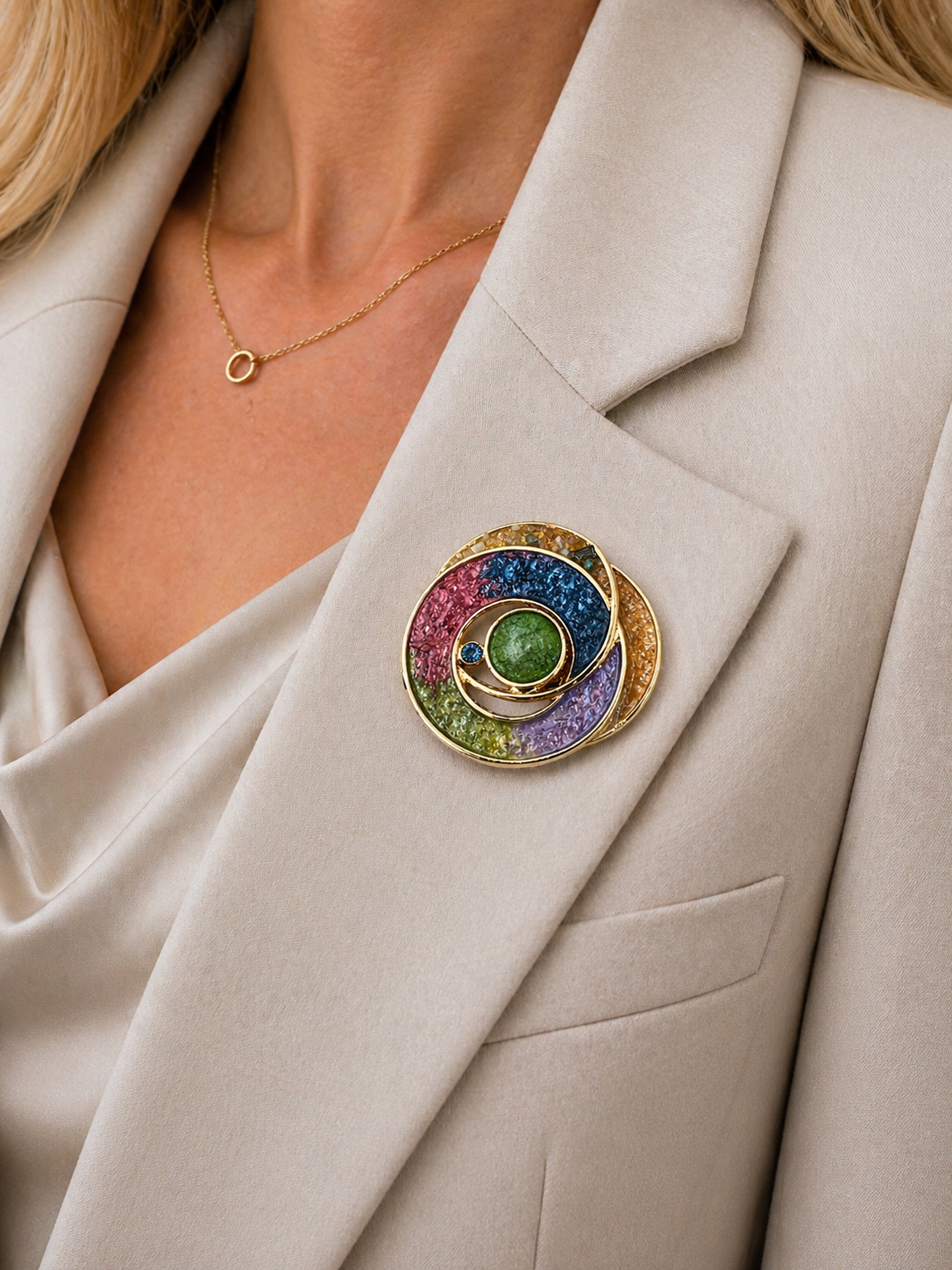 Magneetbroche Nr.13 Gekleurde Harmonie Cirkel gedragen op een licht colbert, kleurrijke damesbroche met ronde vormen en goudkleurige details.