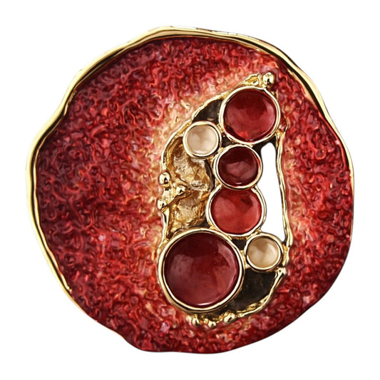 Rode magneetbroche Robijn Pracht met goudkleurige details, diepe robijnrode accenten en een opvallend rond ontwerp. Een elegante broche zonder speld die iedere outfit een luxe uitstraling geeft.