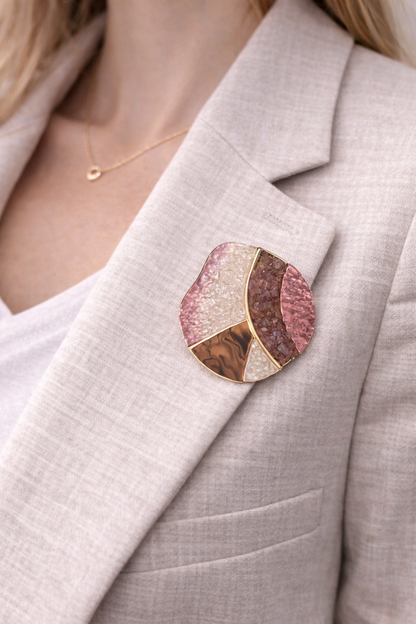 Magneetbroche Nr.20 Rosé Harmonie gedragen op een licht colbert, elegante damesbroche met zachte rosé- en roze tinten.