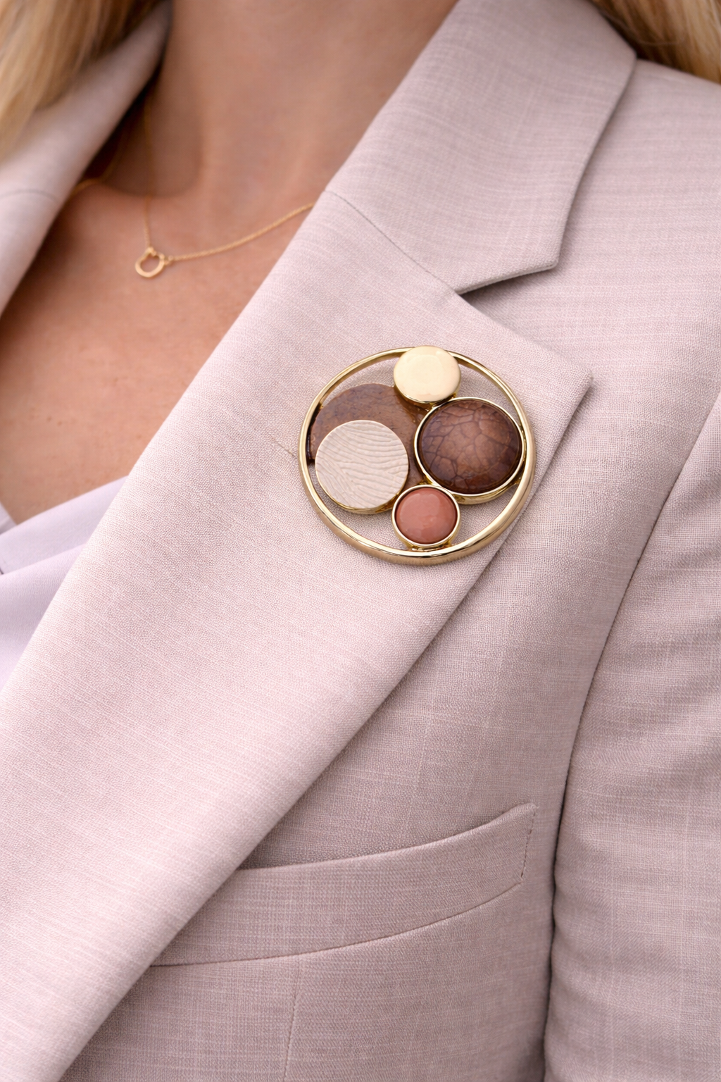 Magneetbroche Nr.23 Cirkel Harmony Bruintinten gedragen op een licht colbert, elegante damesbroche met ronde vormen in warme bruintinten.