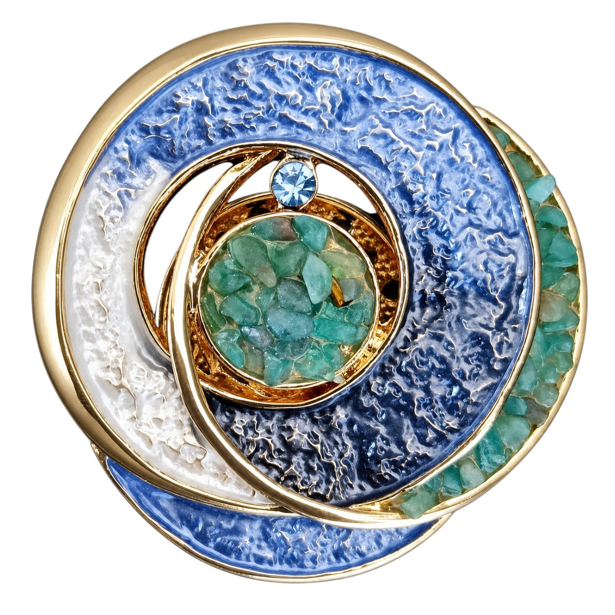 Ronde magneetbroche met blauwe en witte tinten, goudkleurige cirkels en turquoise steentjes. Deze stijlvolle broche zonder speld straalt rust, balans en elegantie uit en vormt een opvallende blikvanger op ieder jasje.