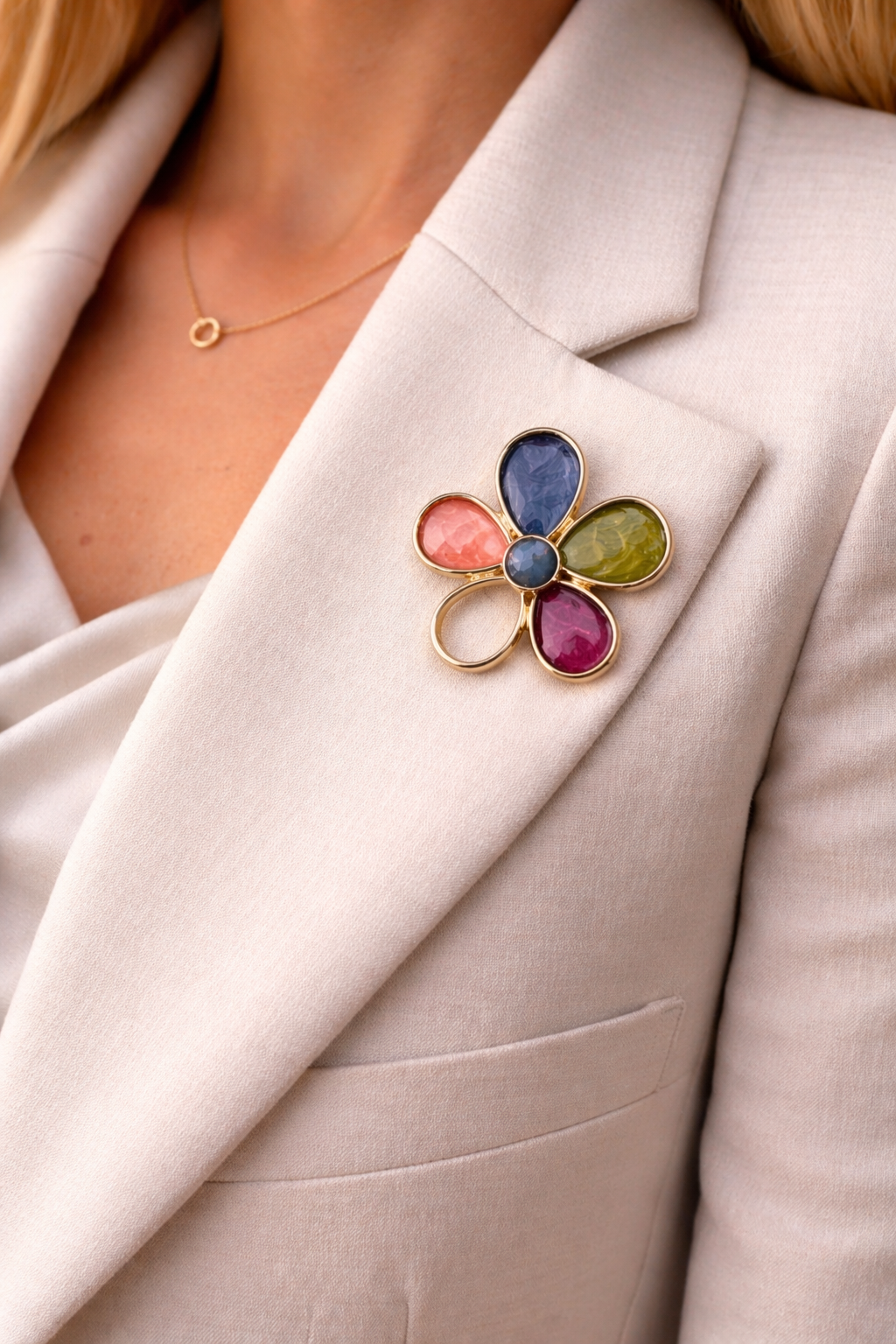 Magneetbroche Nr.25 Multicolor bloem gedragen op een licht colbert, kleurrijke damesbroche met elegante bloemvorm.