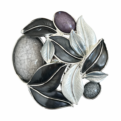 Magneetbroche Nr.38 Zilveren Bladfluistering met sierlijke bladeren in zwart-, grijs- en zilvertinten en een natuurlijke elegante uitstraling.