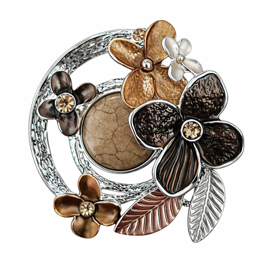 Magneetbroche Nr.40 Bloemenkrans in bruintinten met bloemmotieven, bladeren en warme bruin- en goudtinten in een sierlijke kransvorm.
