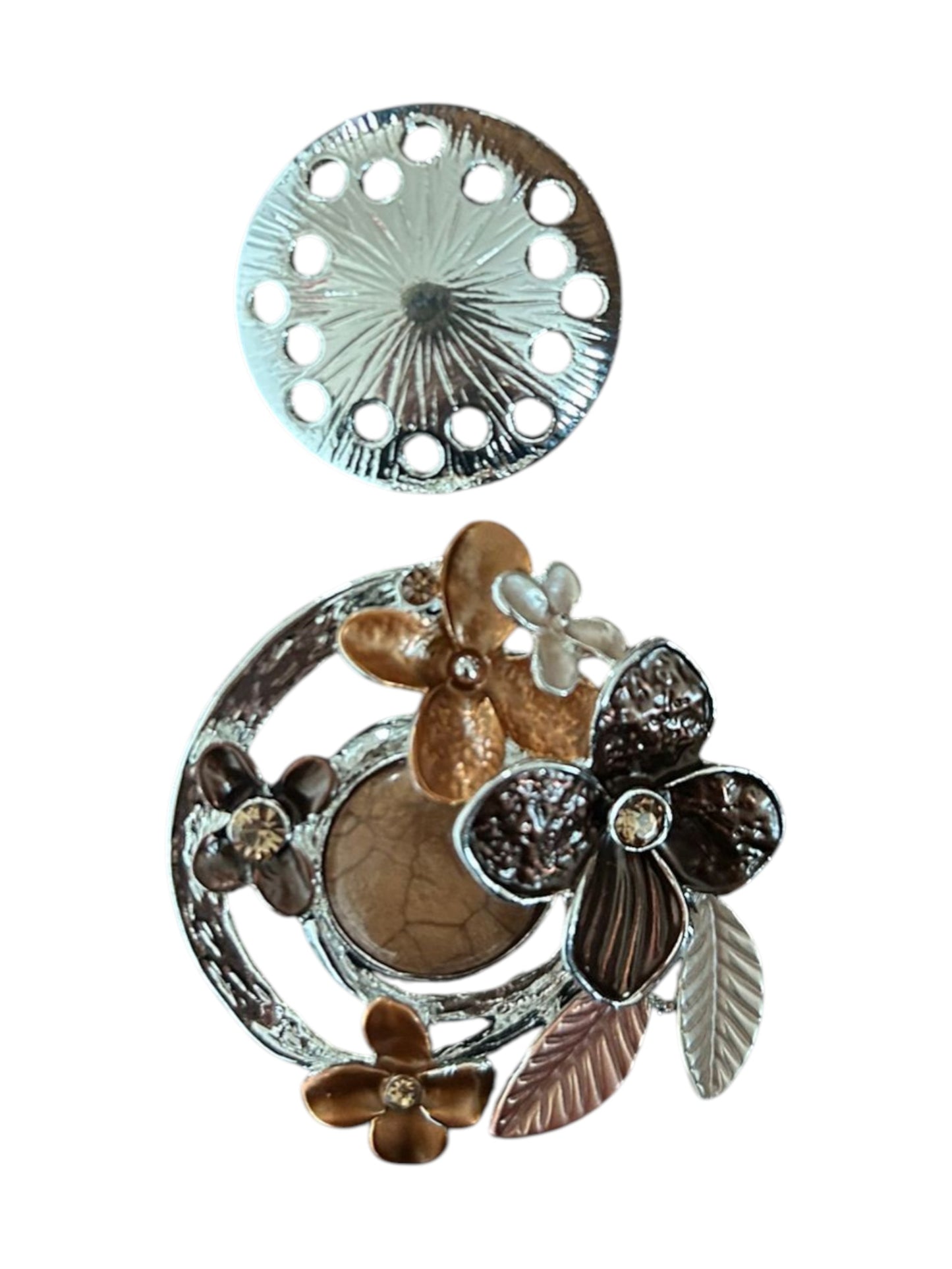 Magneetbroche Nr.40 Bloemenkrans in bruintinten met bloemen, bladeren en warme aardetinten.