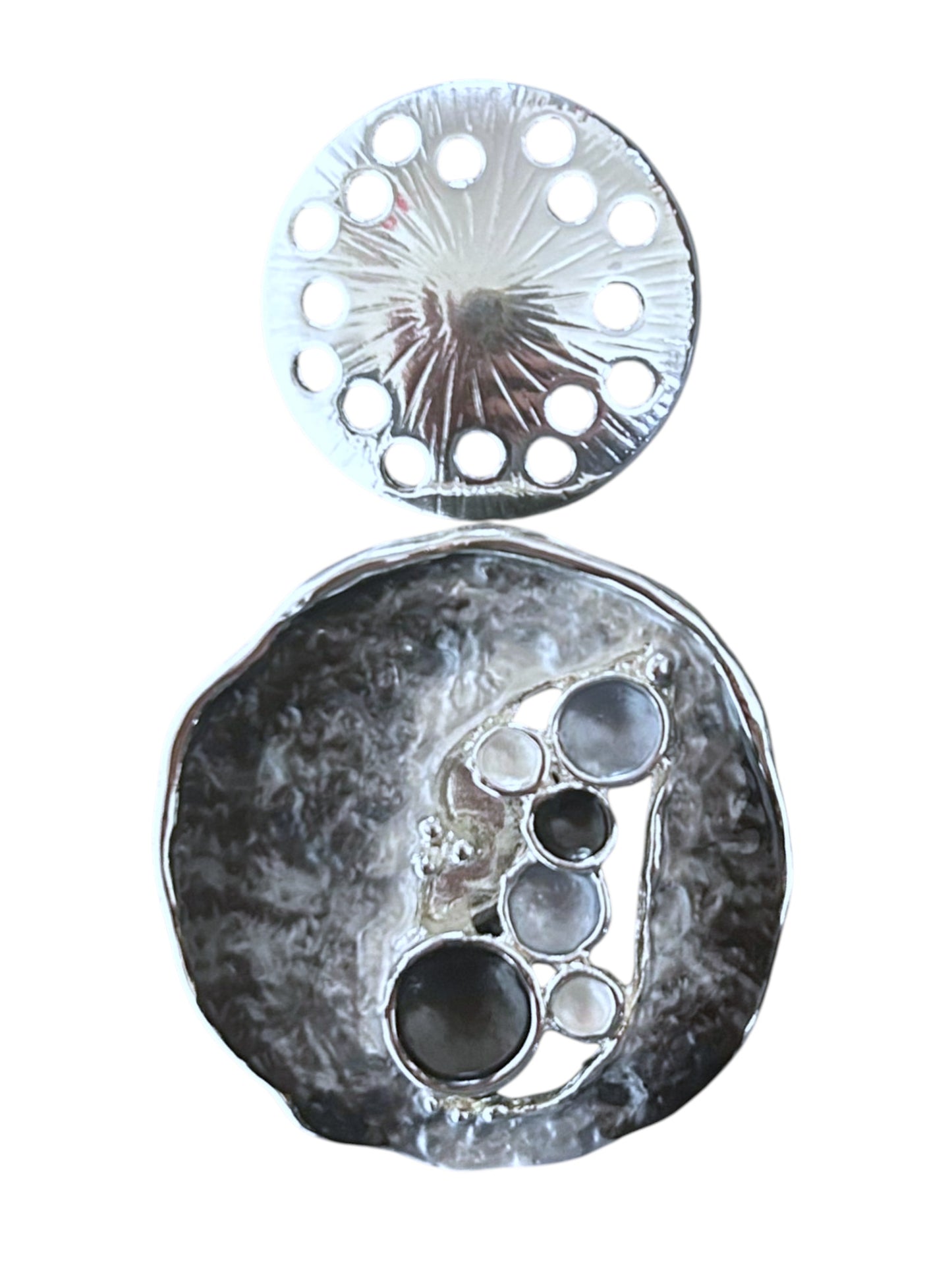 Magneetbroche Nr.42 Zwarte pracht met zwart- en grijstinten, ronde accenten en losse magneetsluiting voor kleding.