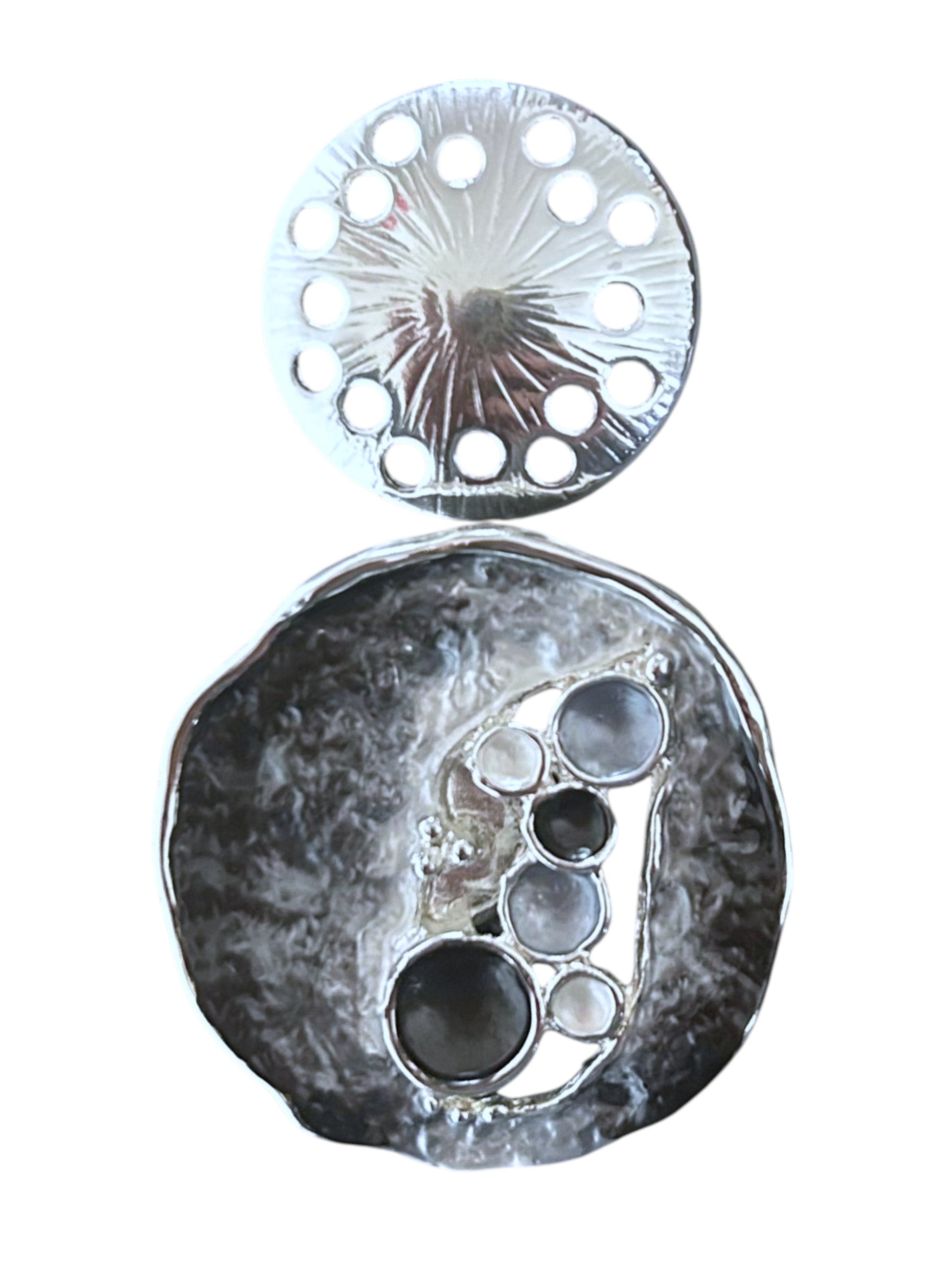 Magneetbroche Nr.42 Zwarte pracht met zwart- en grijstinten, ronde accenten en losse magneetsluiting voor kleding.