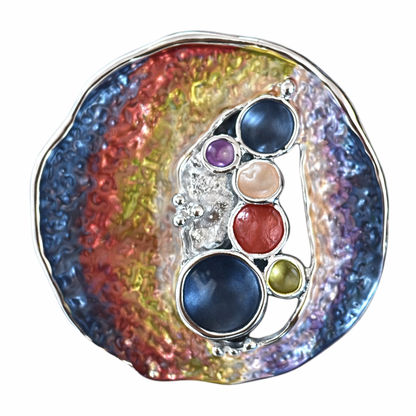 Magneetbroche Nr.43 Kleurenpracht met levendige regenboogtinten, ronde accenten en verfijnde zilverkleurige details.