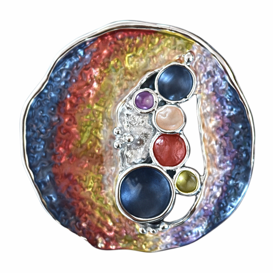 Magneetbroche Nr.43 Kleurenpracht met levendige regenboogtinten, ronde accenten en verfijnde zilverkleurige details.