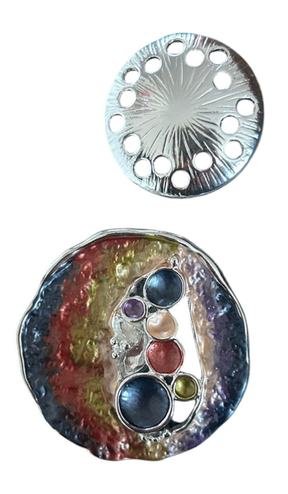 Magneetbroche Nr.43 Kleurenpracht met kleurrijke regenboogtinten, ronde accenten.