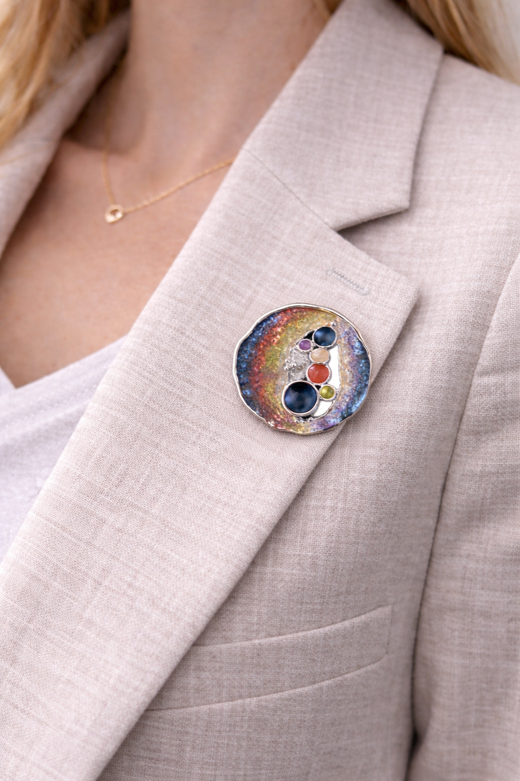 Magneetbroche Nr.43 Kleurenpracht gedragen op een licht colbert, elegante damesbroche met kleurrijke tinten en ronde accenten.