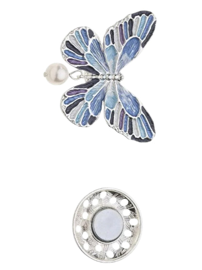 Magneetbroche Nr.46 Blauwe Droomvlinder met vlindervorm in zachte blauw- en paarstinten, verfijnde damesbroche met zilverkleurige details.