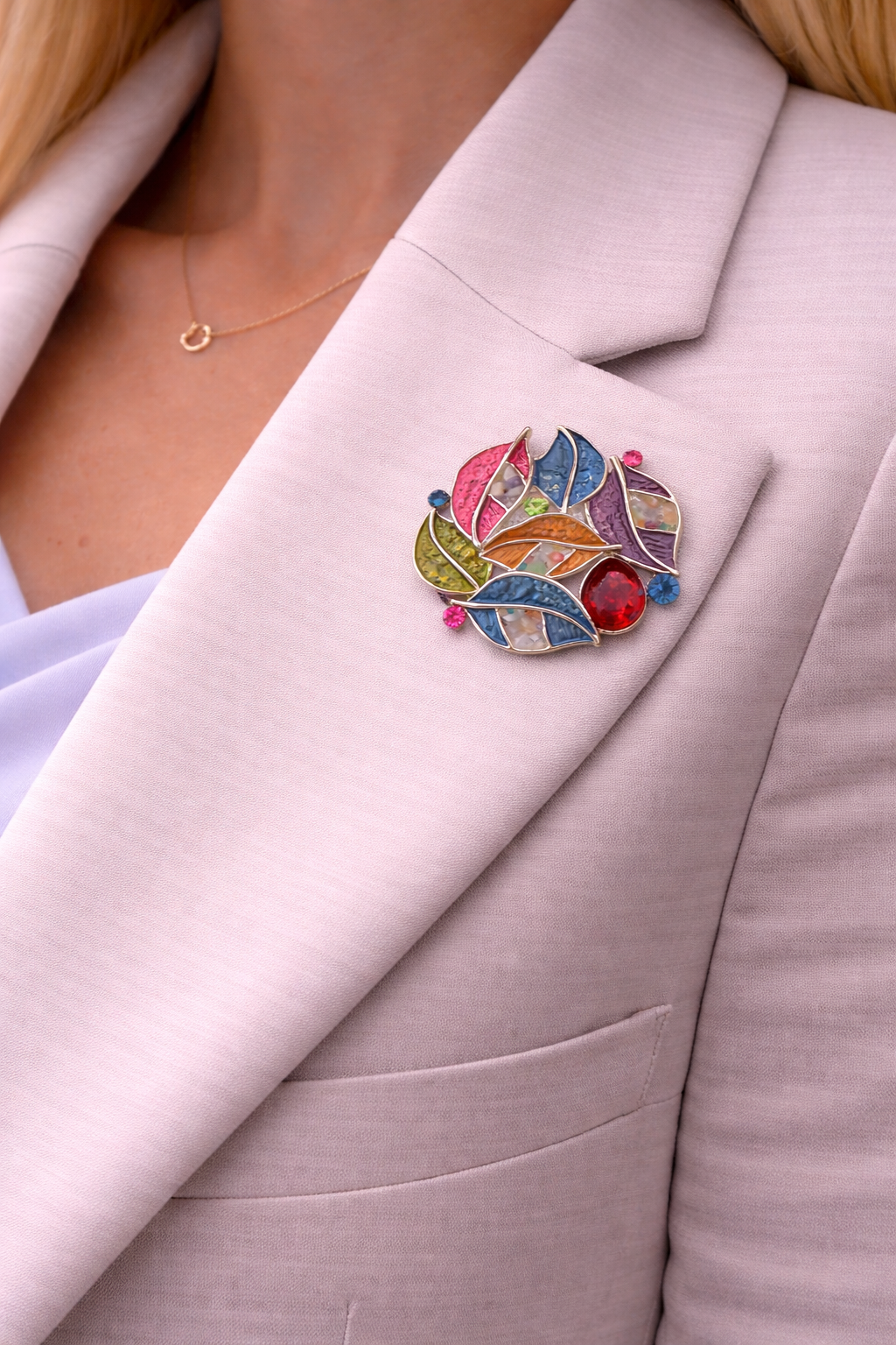 Magneetbroche Nr.47 Kleurrijke Bladcompositie gedragen op een licht colbert, elegante damesbroche met kleurrijke bladeren en speelse accenten.