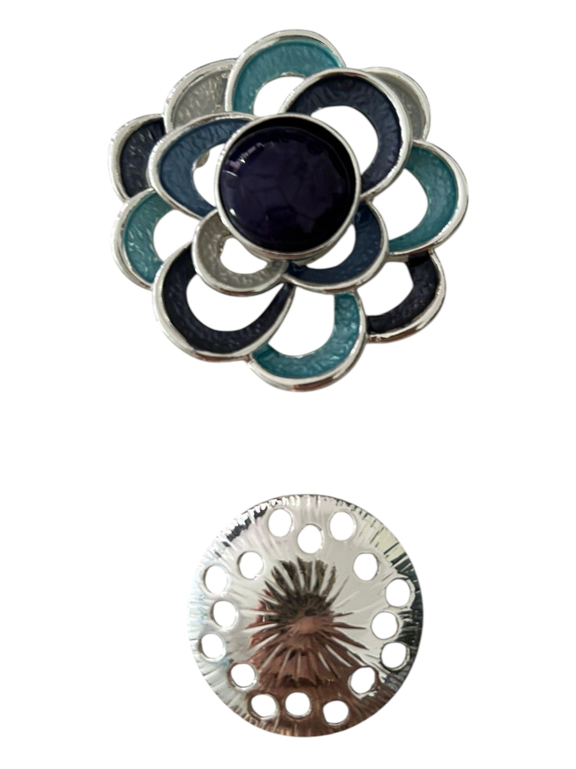 Magneetbroche Nr.48 Bloem Oceaanblauw met bloemvorm in oceaanblauwe tinten en verfijnde zilverkleurige details.