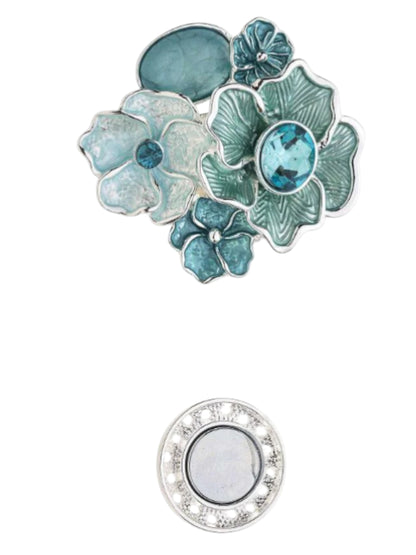 Magneetbroche Nr.49 Bloemenpracht in Blauwtinten met turquoise bloemen, blauwe accenten en verfijnde zilverkleurige details.