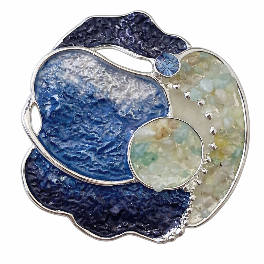 Magneetbroche Nr.52 Oceaan Blauw Harmonie met oceaanblauwe tinten, natuurlijke structuren en zilverkleurige details voor een stijlvolle uitstraling.