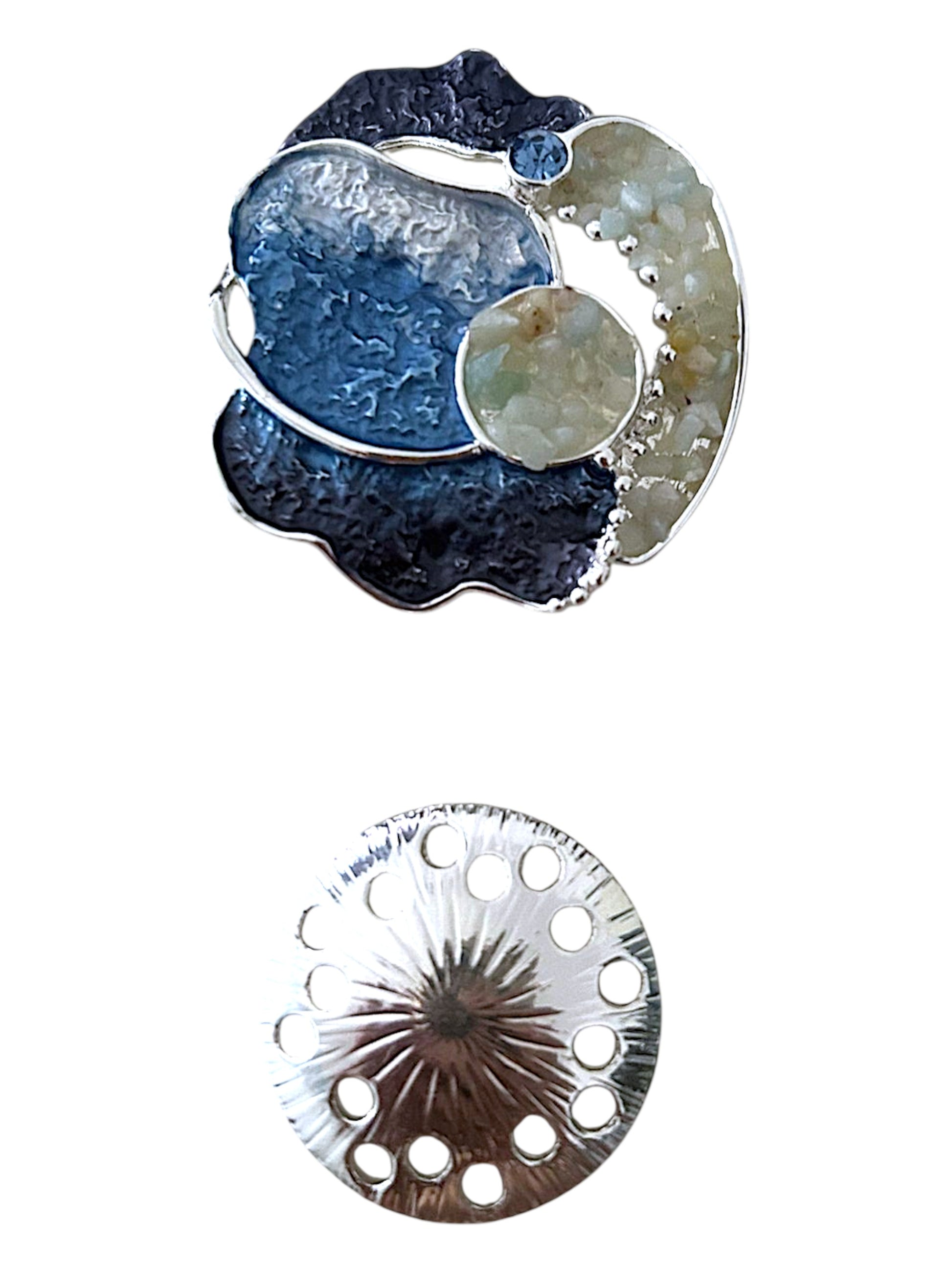 Magneetbroche Nr.52 Oceaan Blauw Harmonie met blauwe tinten, ronde vormen en zilverkleurige details geïnspireerd op de zee.