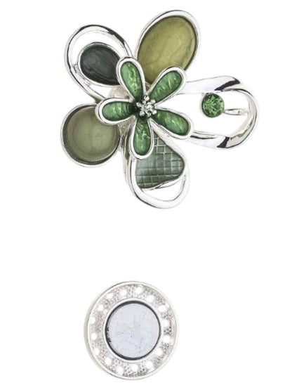 Magneetbroche Nr.61 Olijfgroene bloem zilver met groene bloemblaadjes, zilverkleurige details en elegante uitstraling.