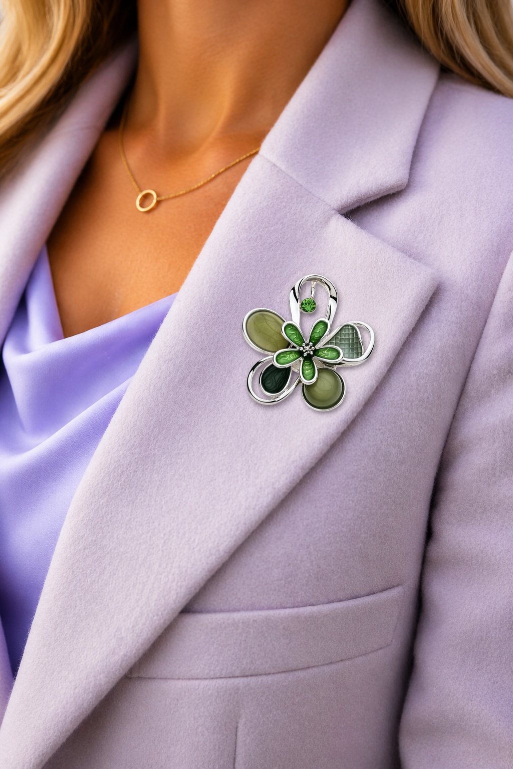 Magneetbroche Nr.61 Olijfgroene bloem zilver gedragen op een lila colbert, elegante damesbroche met groene en zilverkleurige accenten.