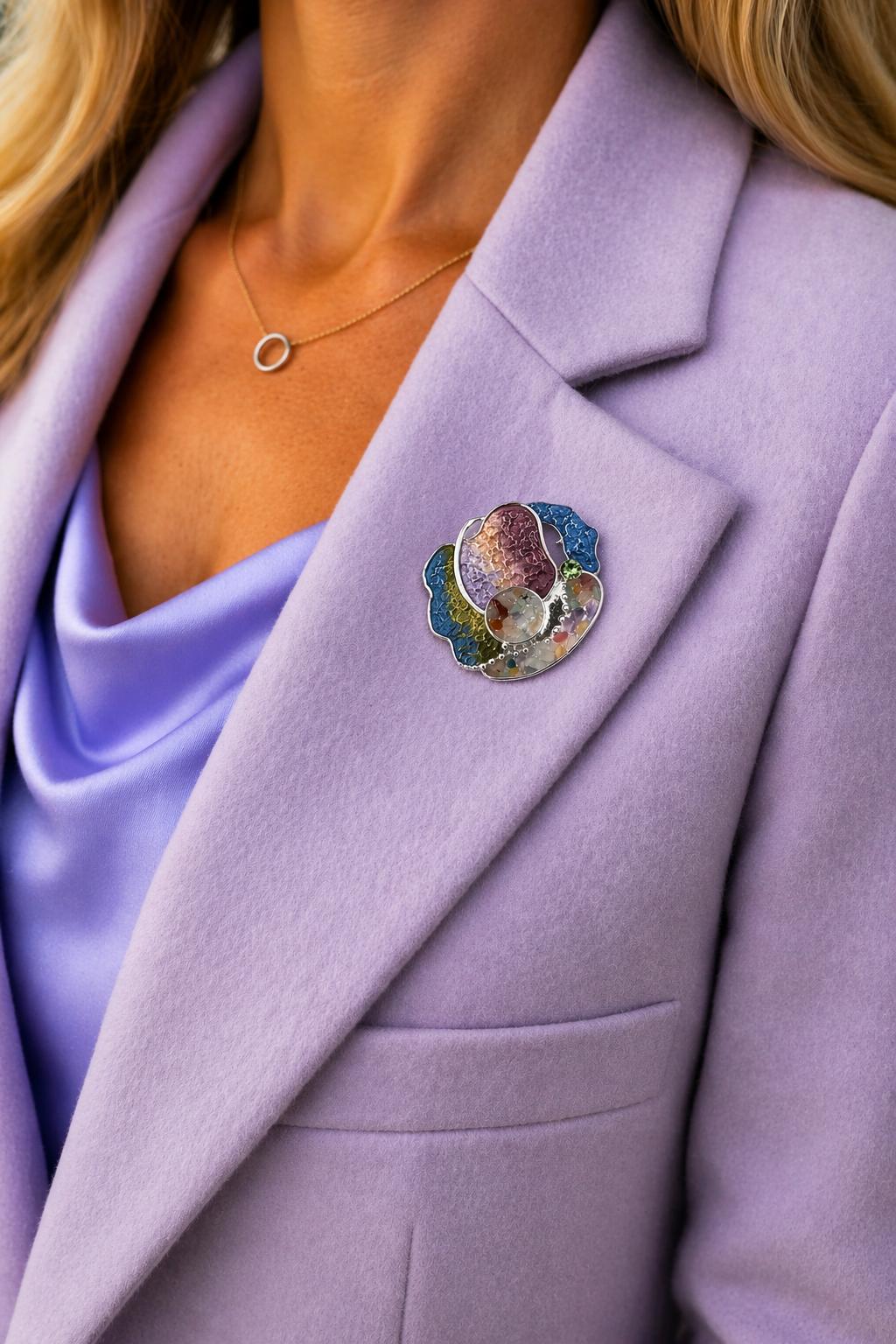 Magneetbroche Nr.62 Speelse multicolor broche gedragen op een lila colbert, kleurrijke damesbroche met speelse uitstraling.