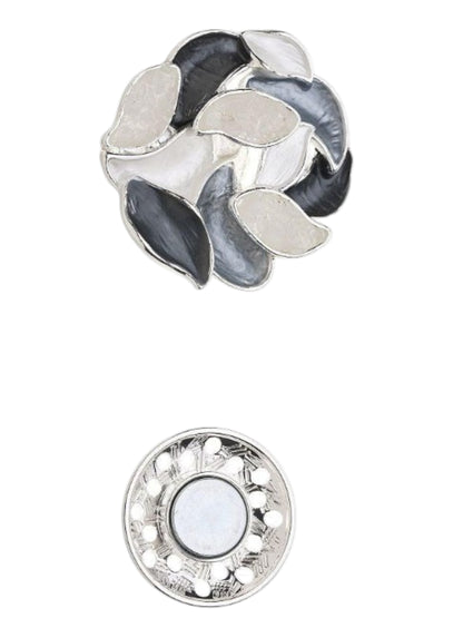 Magneetbroche Nr.63 Harmonie Grijstinten met elegante vormen in zwart, wit en grijs, moderne damesbroche met zilverkleurige details.