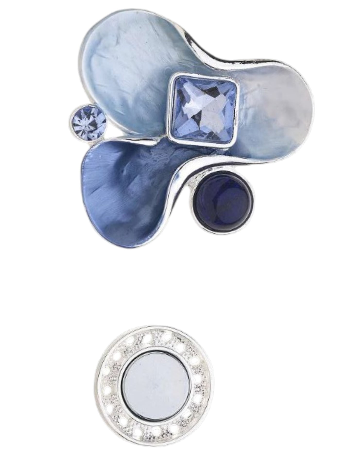 Magneetbroche Nr.64 Blauwe Elegantie met zachte blauwtinten, zilverkleurige details en fonkelend steentje.