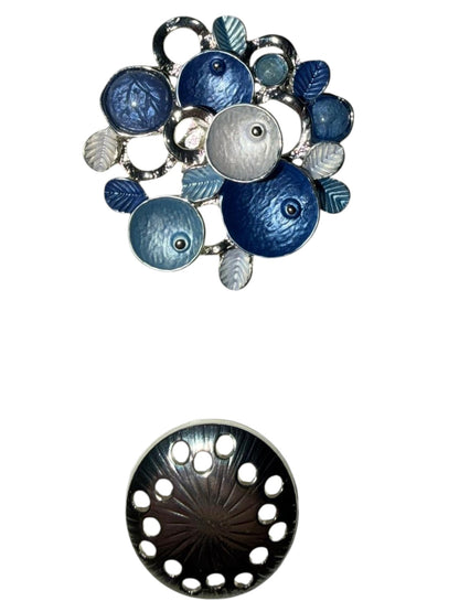 Magneetbroche Nr.66 Blauwe Bloemencompositie met ronde vormen in verschillende blauwtinten en verfijnde zilverkleurige details.