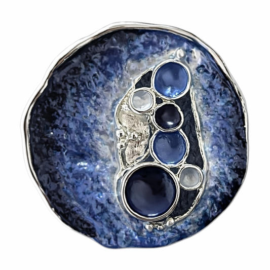 Magneetbroche Nr.71 Donkerblauwe Pracht met diepe blauwtinten, ronde accenten en verfijnde zilverkleurige details.
