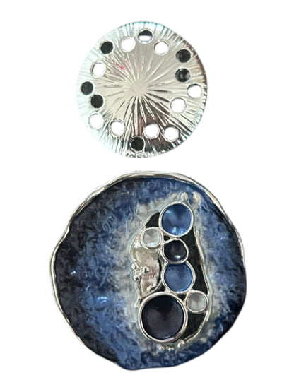 Magneetbroche Nr.71 Donkerblauwe Pracht met diepe blauwtinten, ronde accenten.