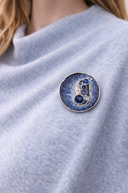 Magneetbroche Nr.71 Donkerblauwe Pracht gedragen op een lichtblauwe sjaal, elegante damesbroche met diepe blauwtinten en ronde details.