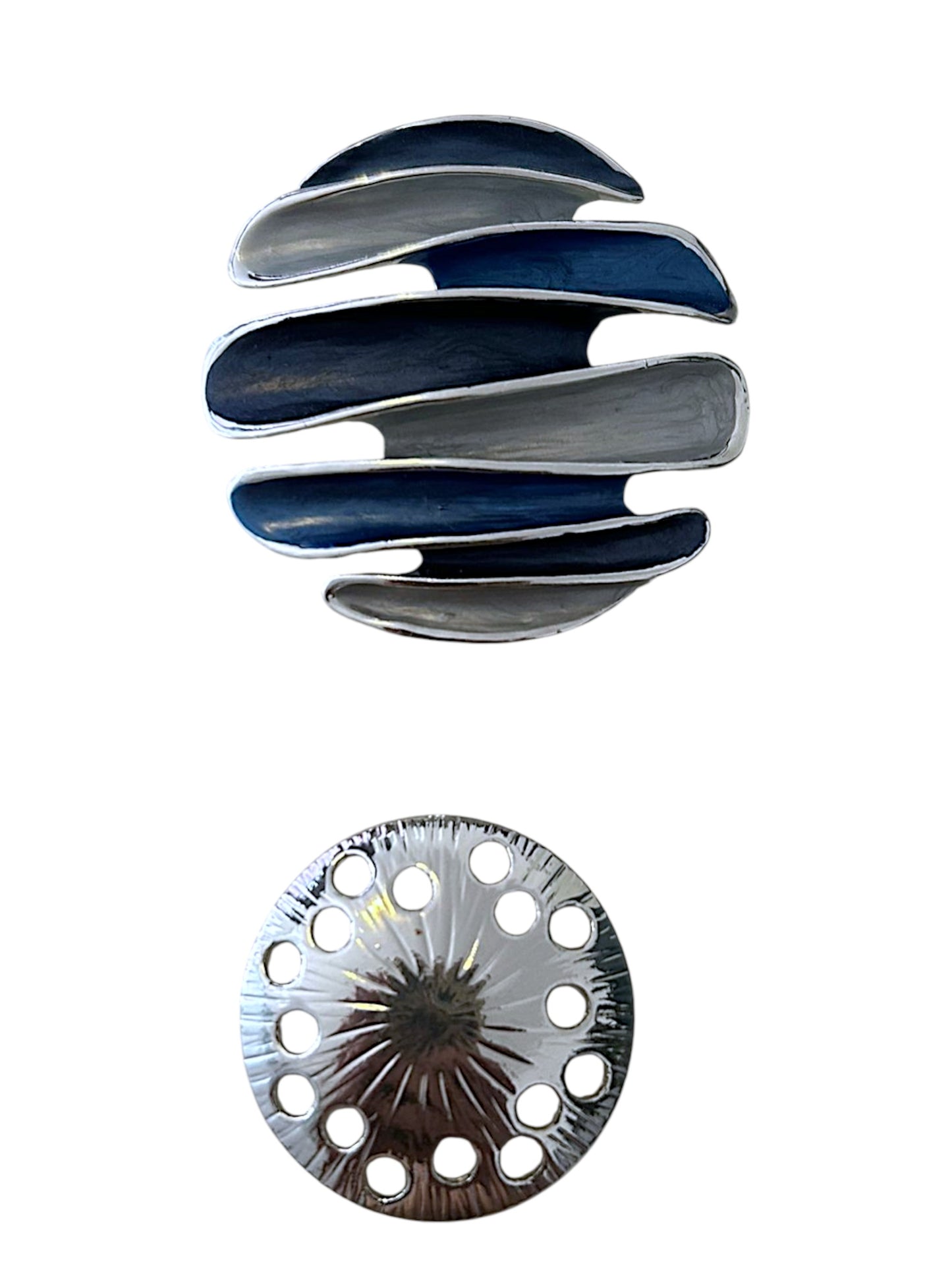 Magneetbroche Oceaan Harmonie met lagen in diepblauw en zilver, moderne ronde vorm geïnspireerd op de zee.